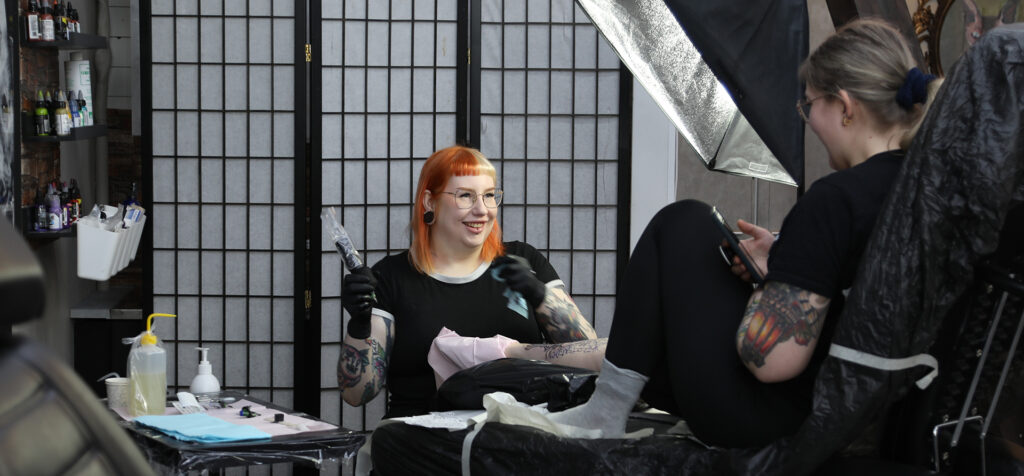 Tatuointiartisti Reetta tatuoi asiakasta