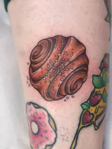 korvapuusti-tatuointi-neotraditional-