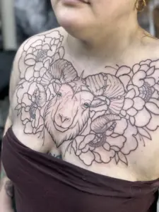 rinta-tatuointi-neotraditional-oinas-pioni
