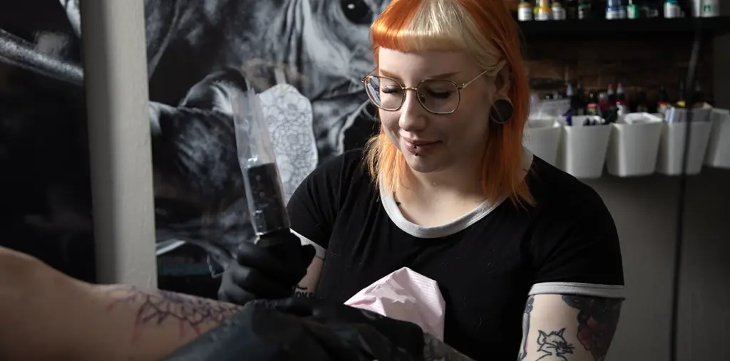 Reetta tatuoimassa