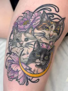tatuointi-kissat-violetti-kukka-neotraditional-