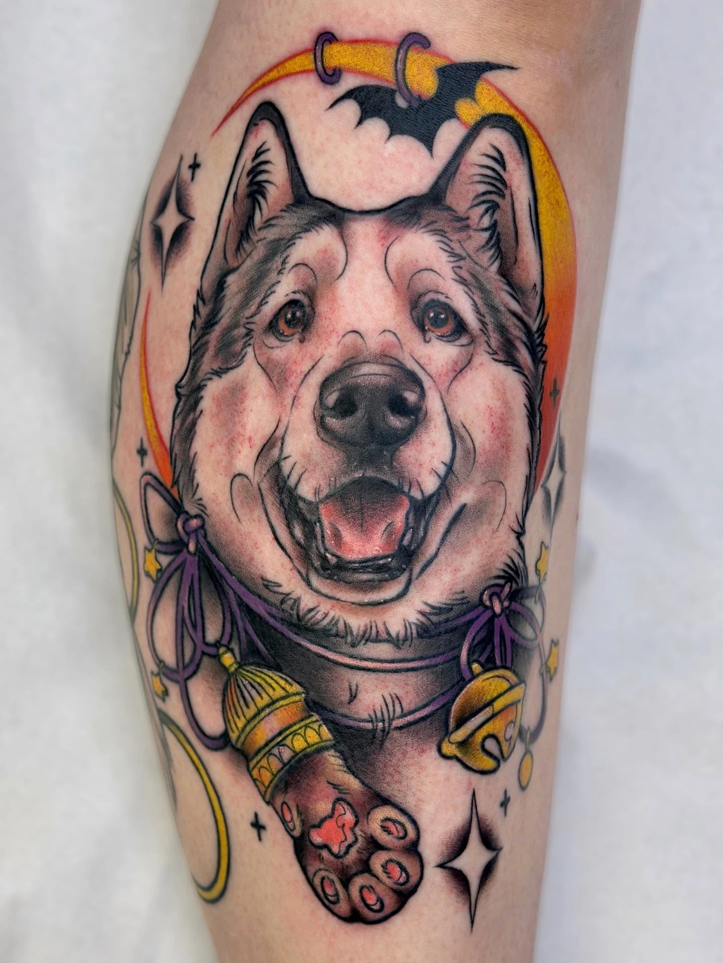 tatuointi-neotraditional-alaskanmalamuutti-koira-kuu-halloween-lepakko