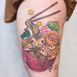 tatuointi-neotraditional-kaarme-kuningaspyton-ramen-nuudeli-kulhossa