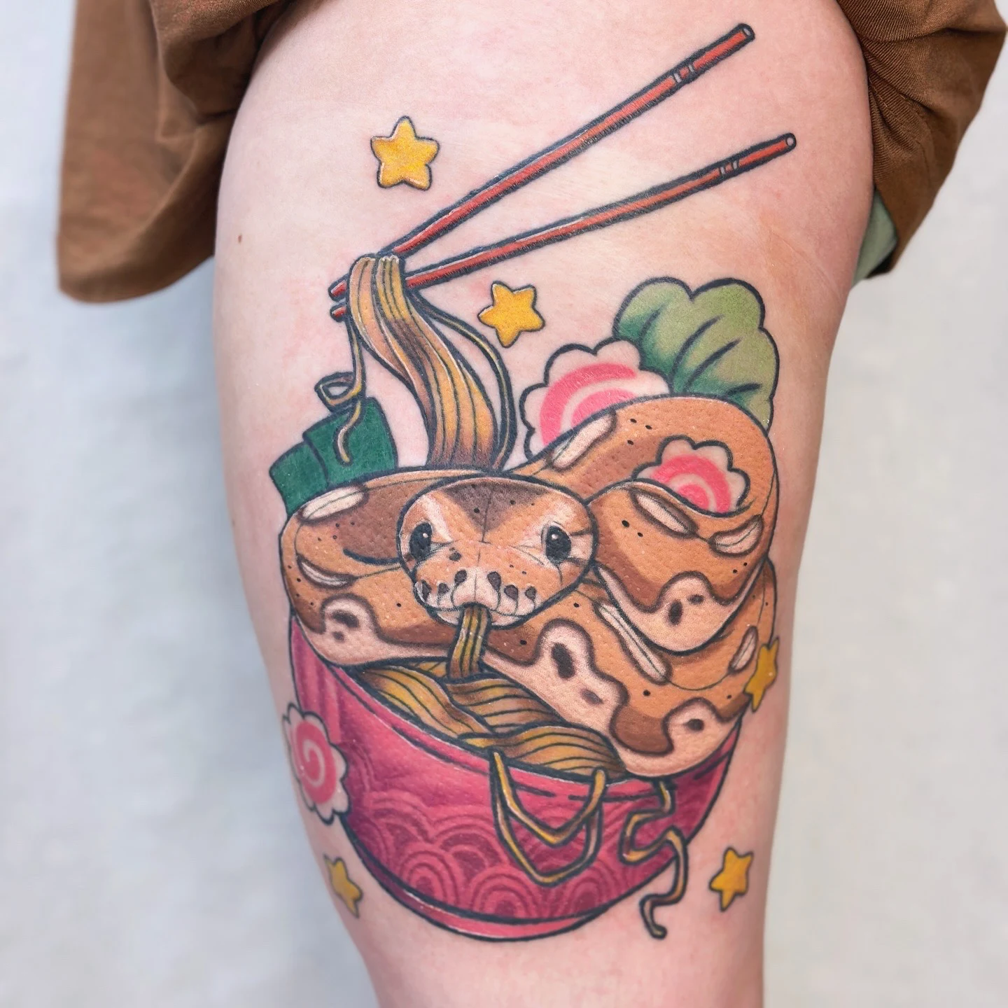tatuointi-neotraditional-kaarme-kuningaspyton-ramen-nuudeli-kulhossa