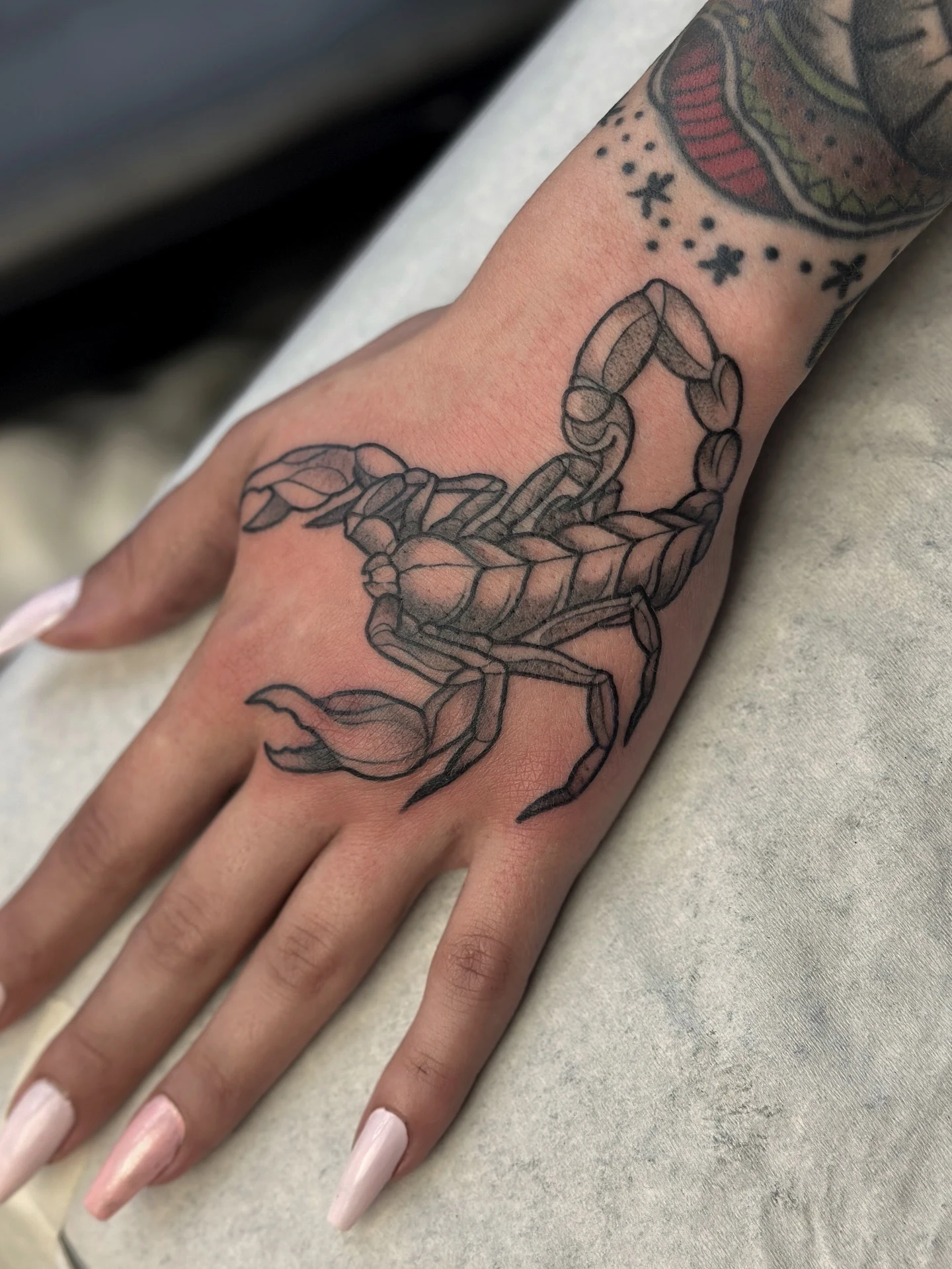 tatuointi-neotraditional-kammenselka-skorpioni-horoskooppi
