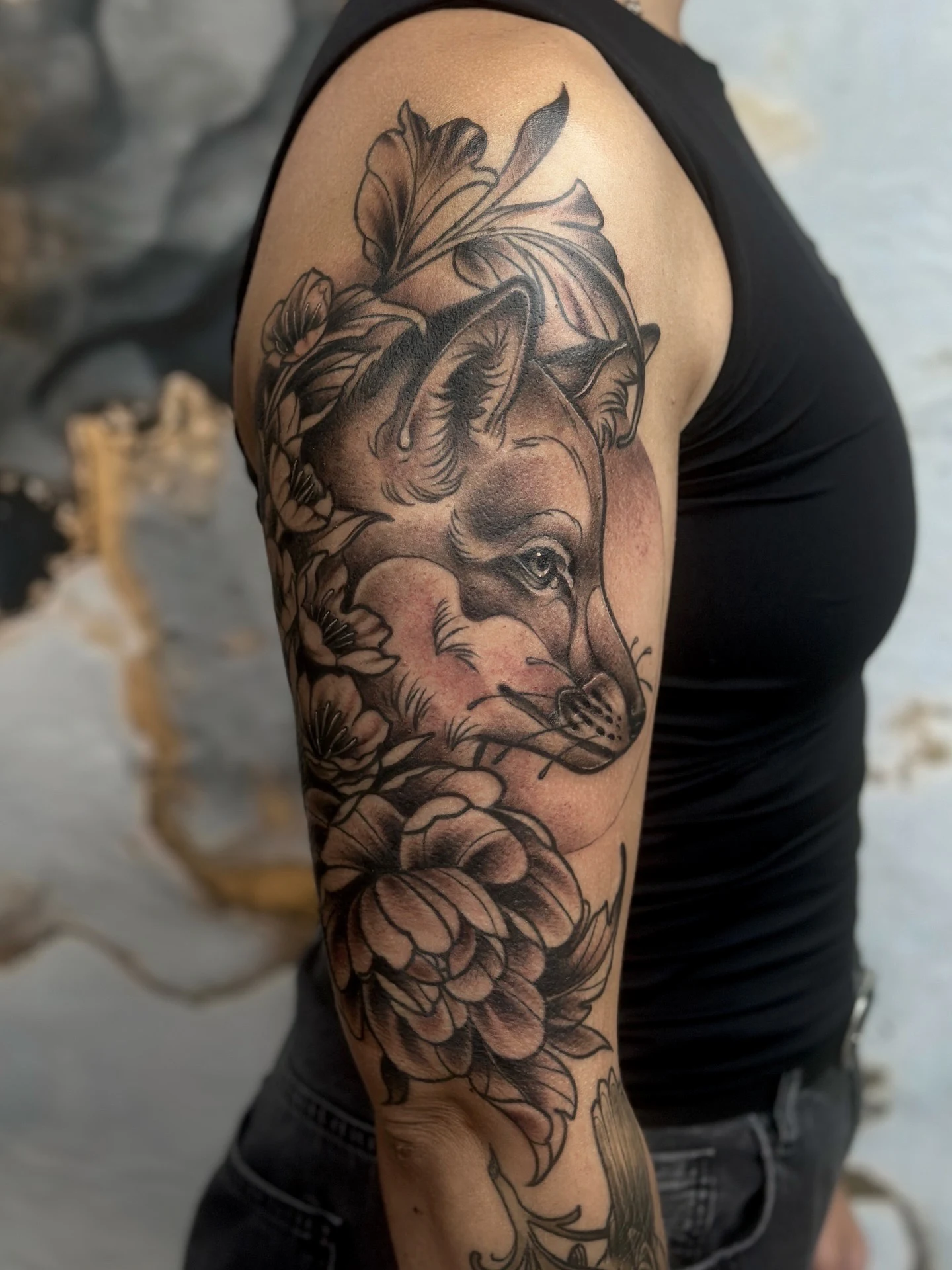 tatuointi-neotraditional-kettu-kitsune-kukka