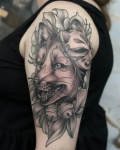 tatuointi-neotraditional-kettu-kitsune-mustaharmaa
