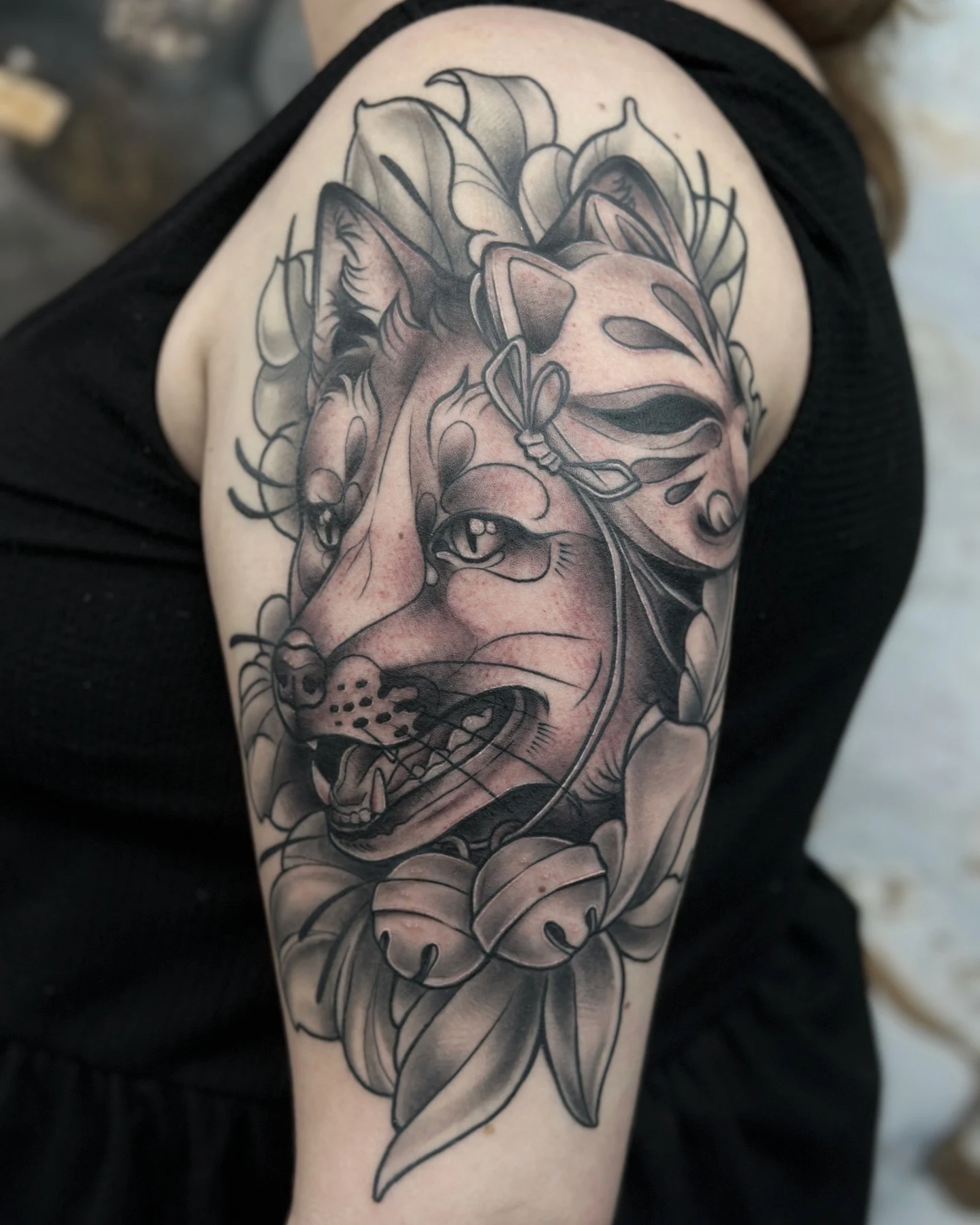 tatuointi-neotraditional-kettu-kitsune-mustaharmaa