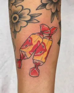 tatuointi-neotraditional-kettu-paakallo-kantarelli-luonto