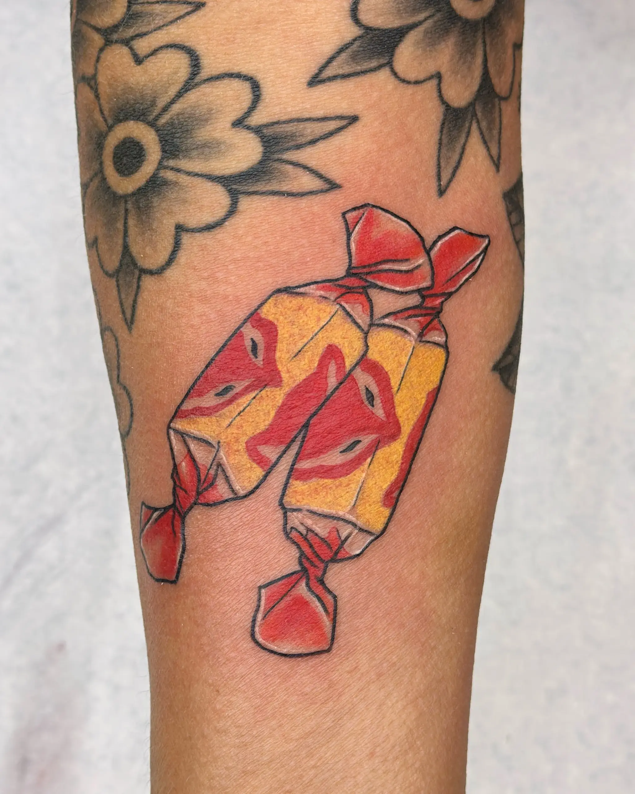 tatuointi-neotraditional-kettu-paakallo-kantarelli-luonto
