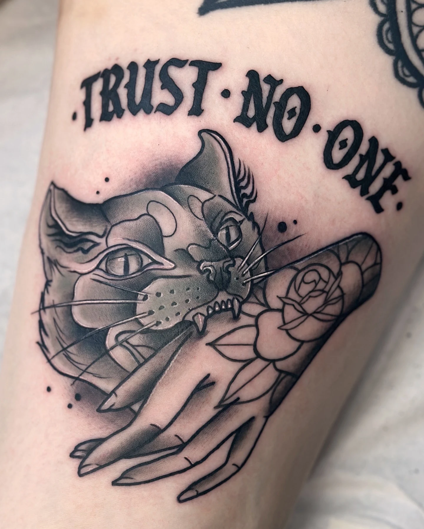 tatuointi-neotraditional-kissa-puree-katta-trust-no-one