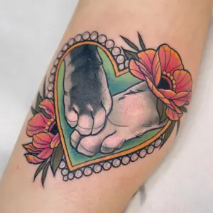 tatuointi-neotraditional-kissa-tassu-sydan