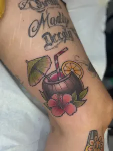 tatuointi-neotraditional-kookos-drinkki-sateenvarjo-pilli