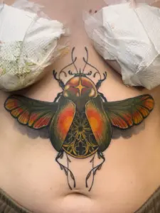 tatuointi-neotraditional-koppakuoriainen-pillerinpyorittaja-tahti-sternum