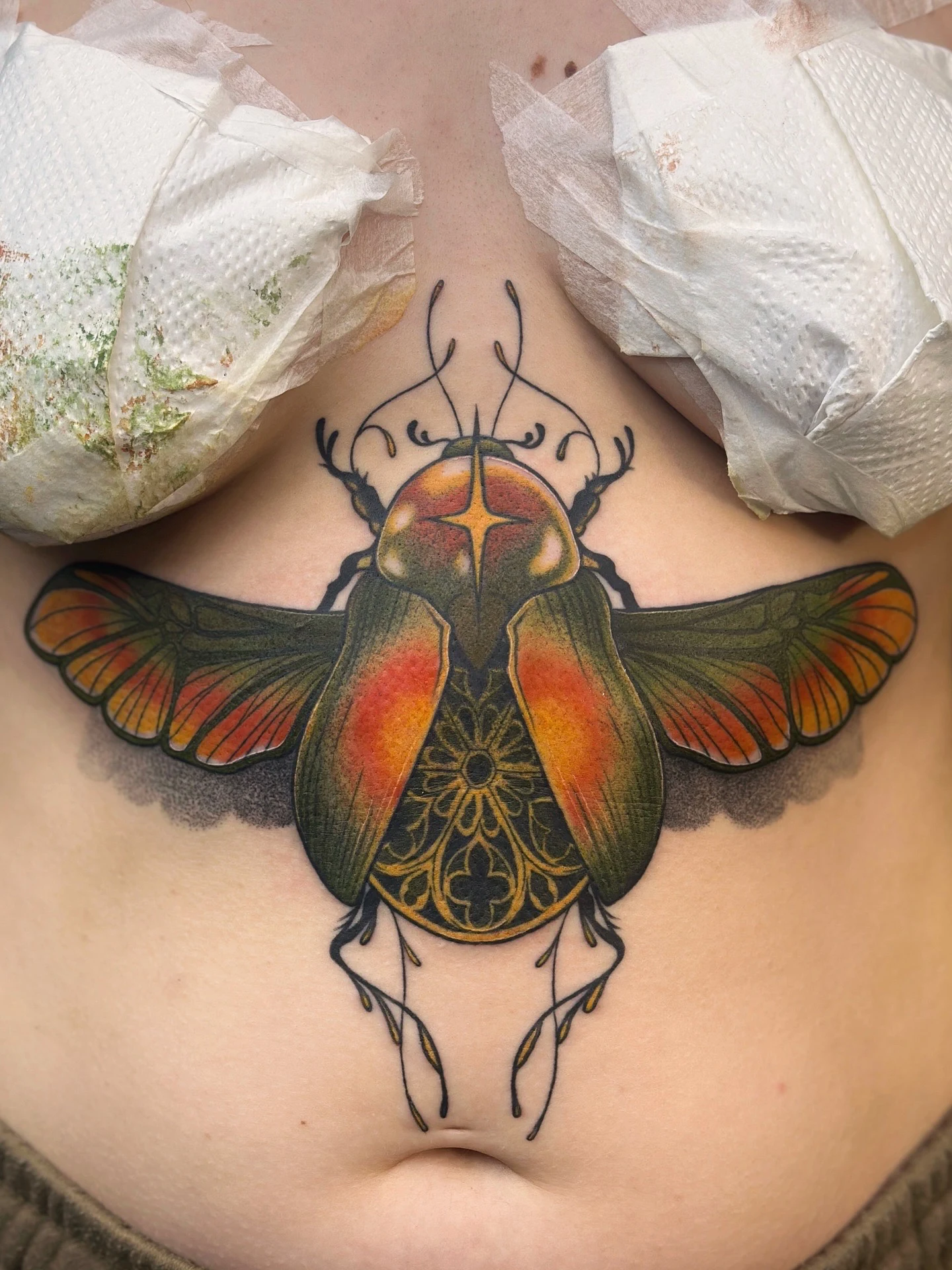tatuointi-neotraditional-koppakuoriainen-pillerinpyorittaja-tahti-sternum