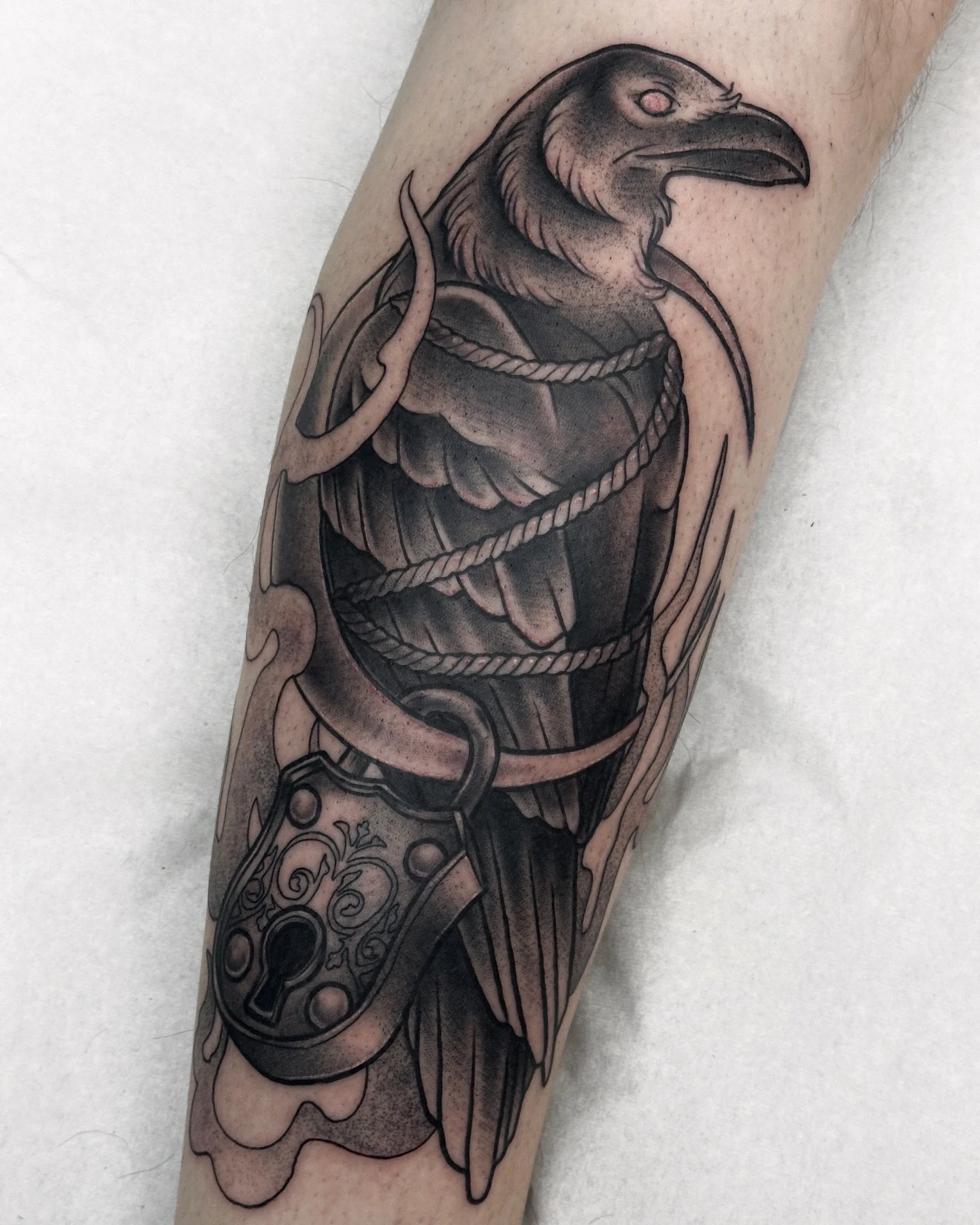 tatuointi-neotraditional-korppi-koysi-kuu-lukko.