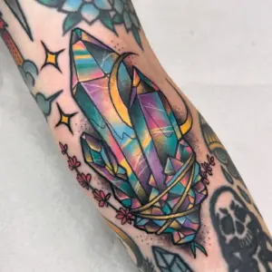 tatuointi-neotraditional-kristalleja-kuu.