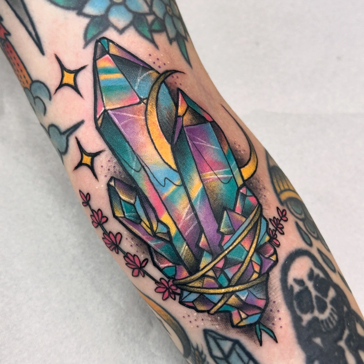 tatuointi-neotraditional-kristalleja-kuu.