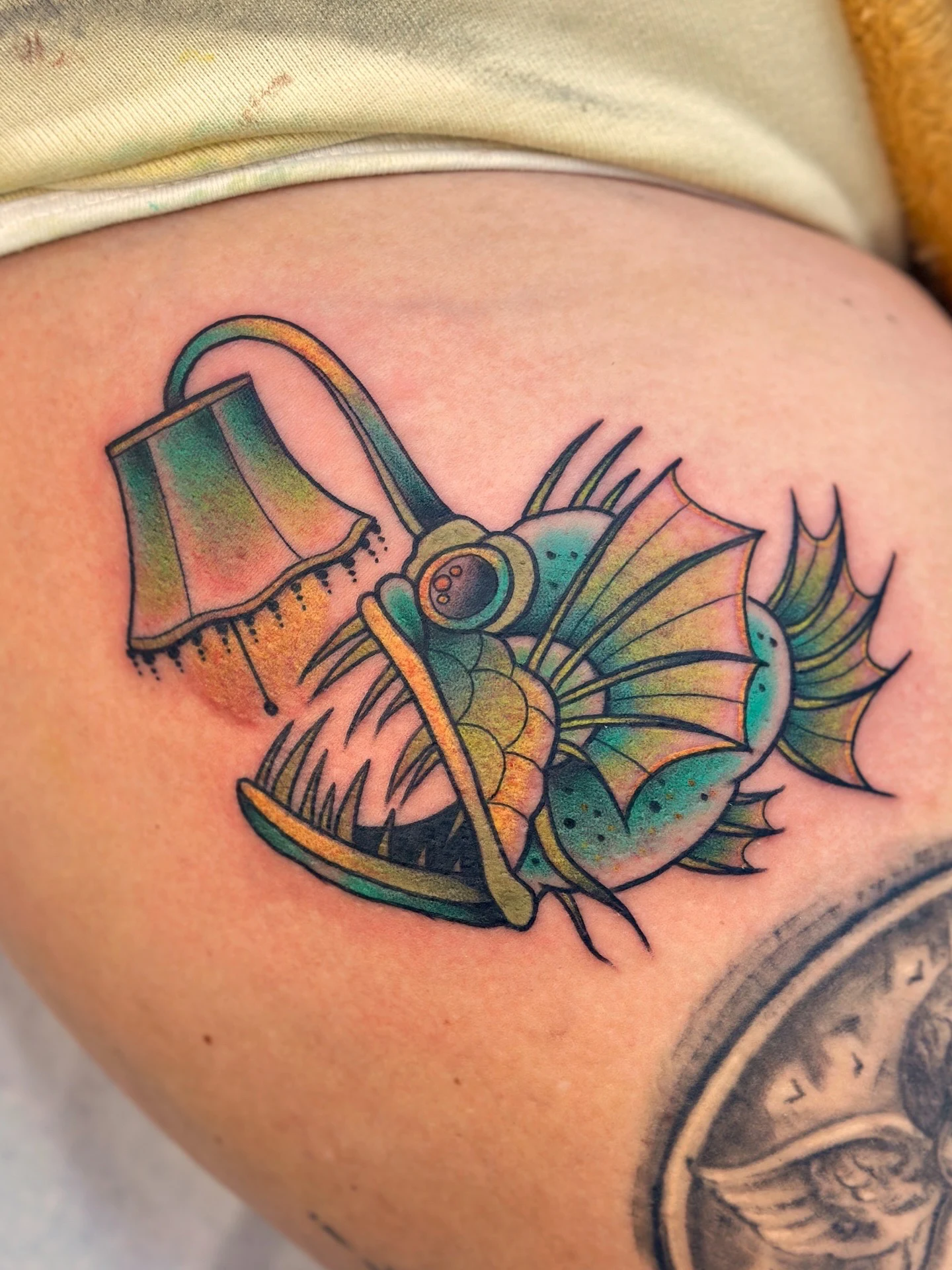 tatuointi-neotraditional-lamppukala-valaisin.
