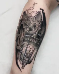 tatuointi-neotraditional-lyhty-lepakko-savu