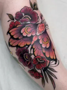 tatuointi-neotraditional-perhonen-kukkia