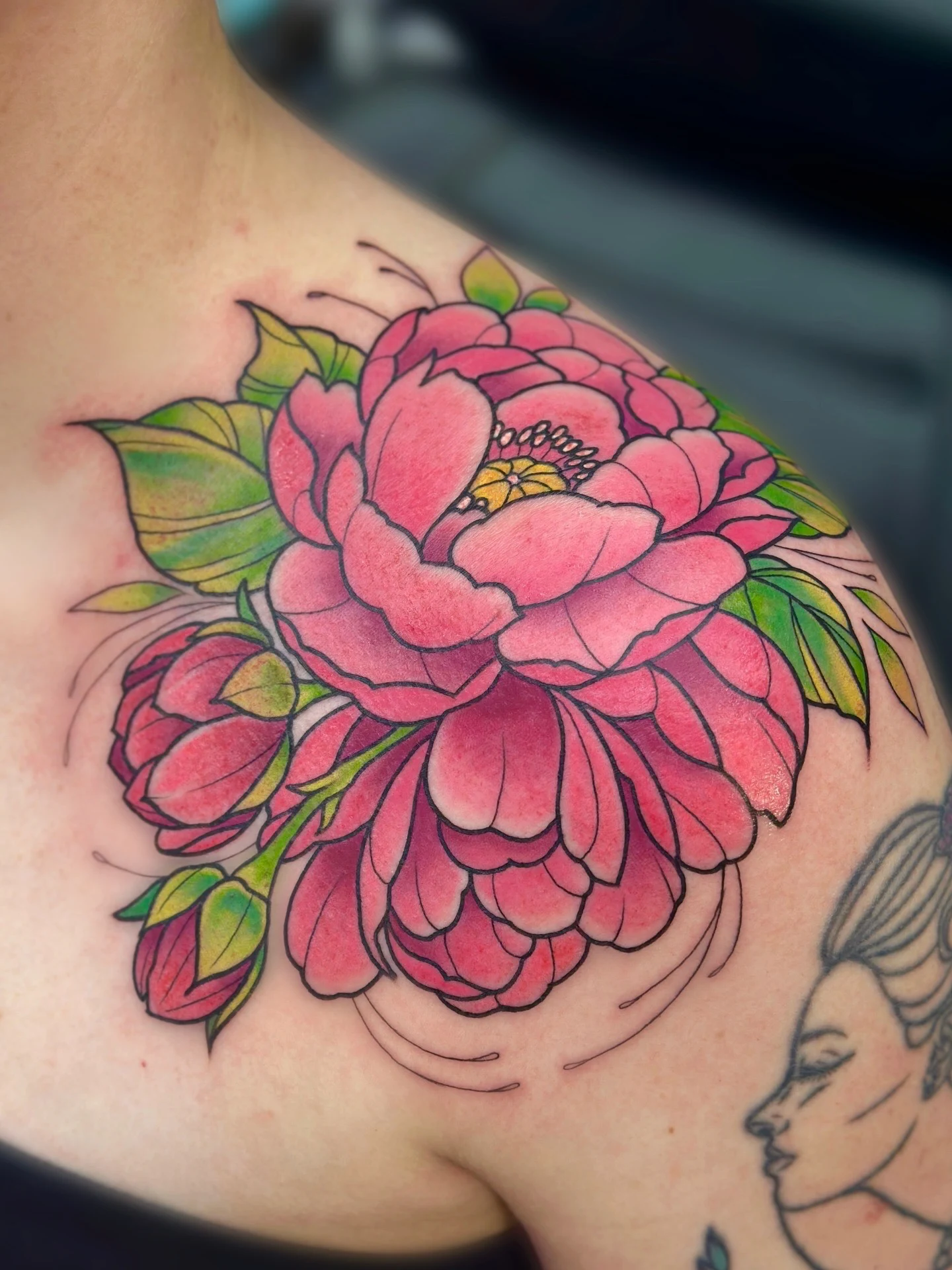 tatuointi-neotraditional-pioni-kukka-pinkki