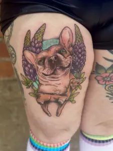 tatuointi-neotraditional-ranskanbulldoggi-kukka-koira-lupiini-scaled
