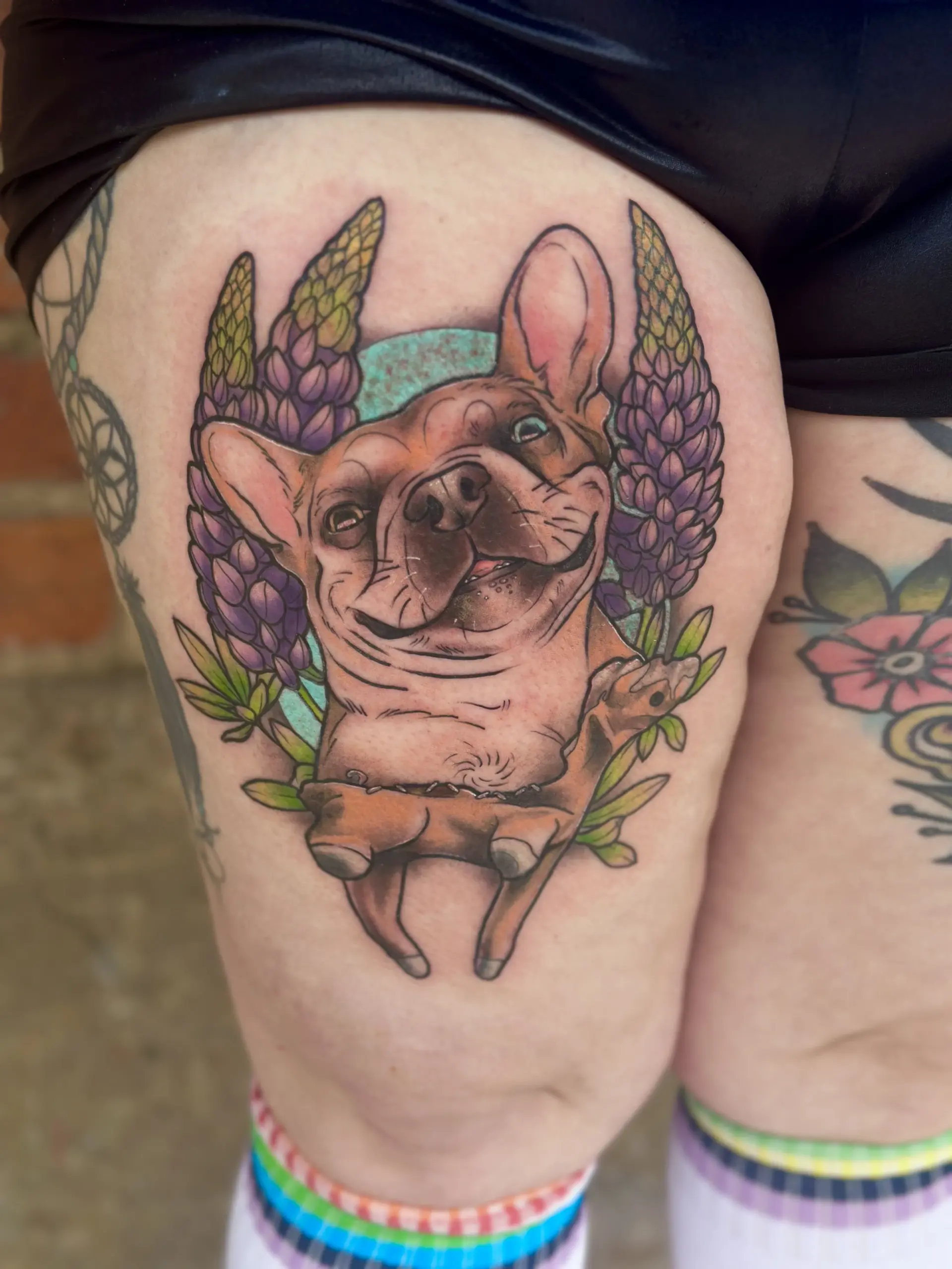 tatuointi-neotraditional-ranskanbulldoggi-kukka-koira-lupiini-scaled