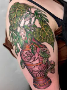 
tatuointi-neotraditional-ruukku-viherkasvi-peikonlehti-antuhrium