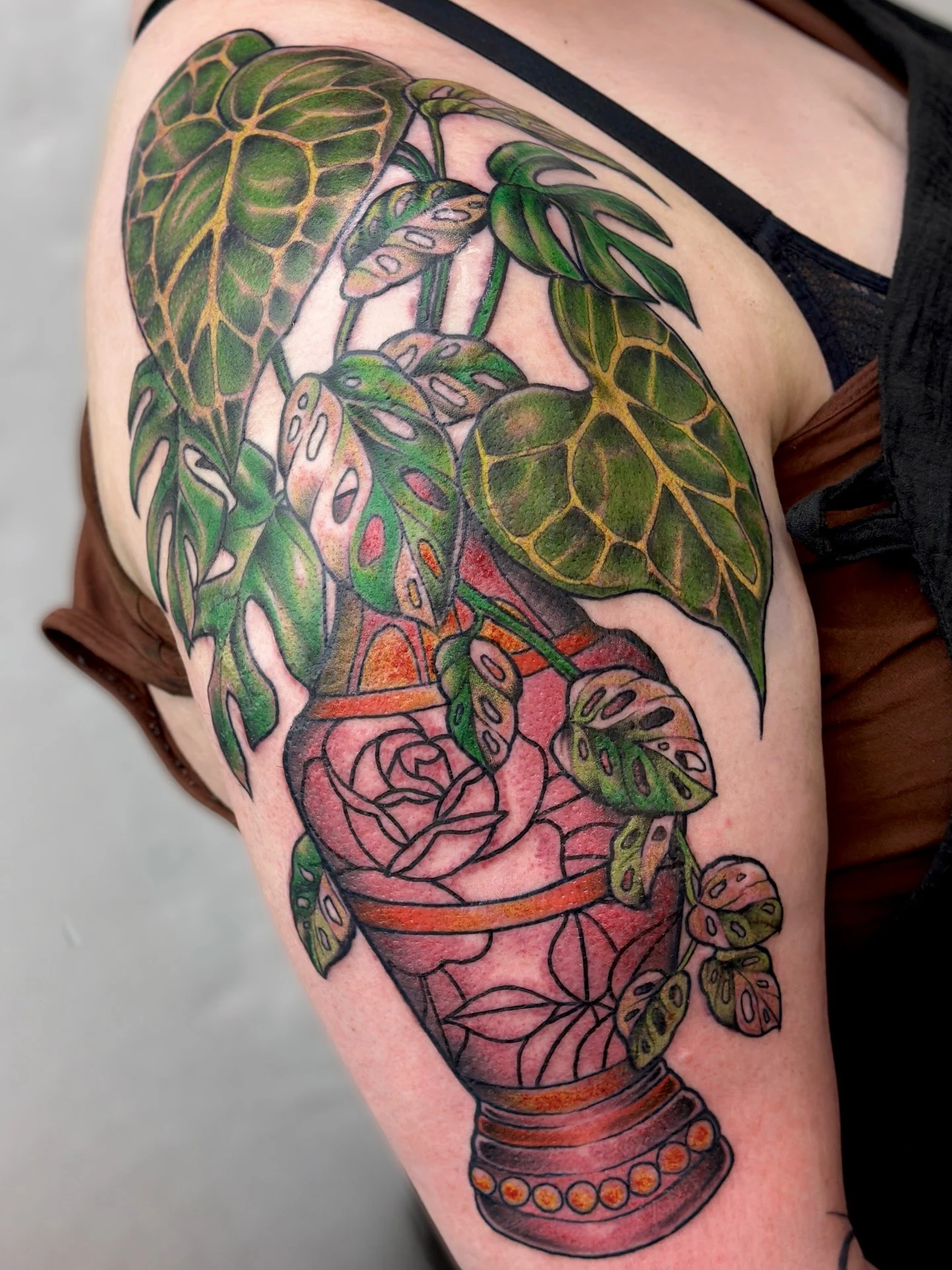 
tatuointi-neotraditional-ruukku-viherkasvi-peikonlehti-antuhrium