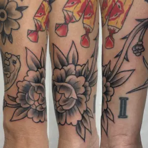 
tatuointi-neotraditional-ruusu-kukka-lupiini.