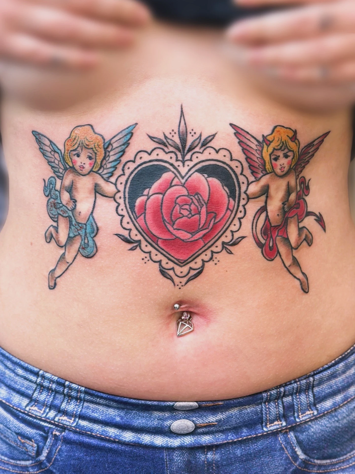tatuointi-neotraditional-sternum-enkeli-sydan-ruusu.
