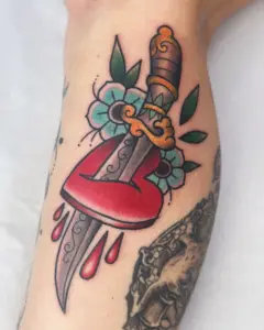tatuointi-neotraditional-tikari-lavistaa-sydan-kukkia.