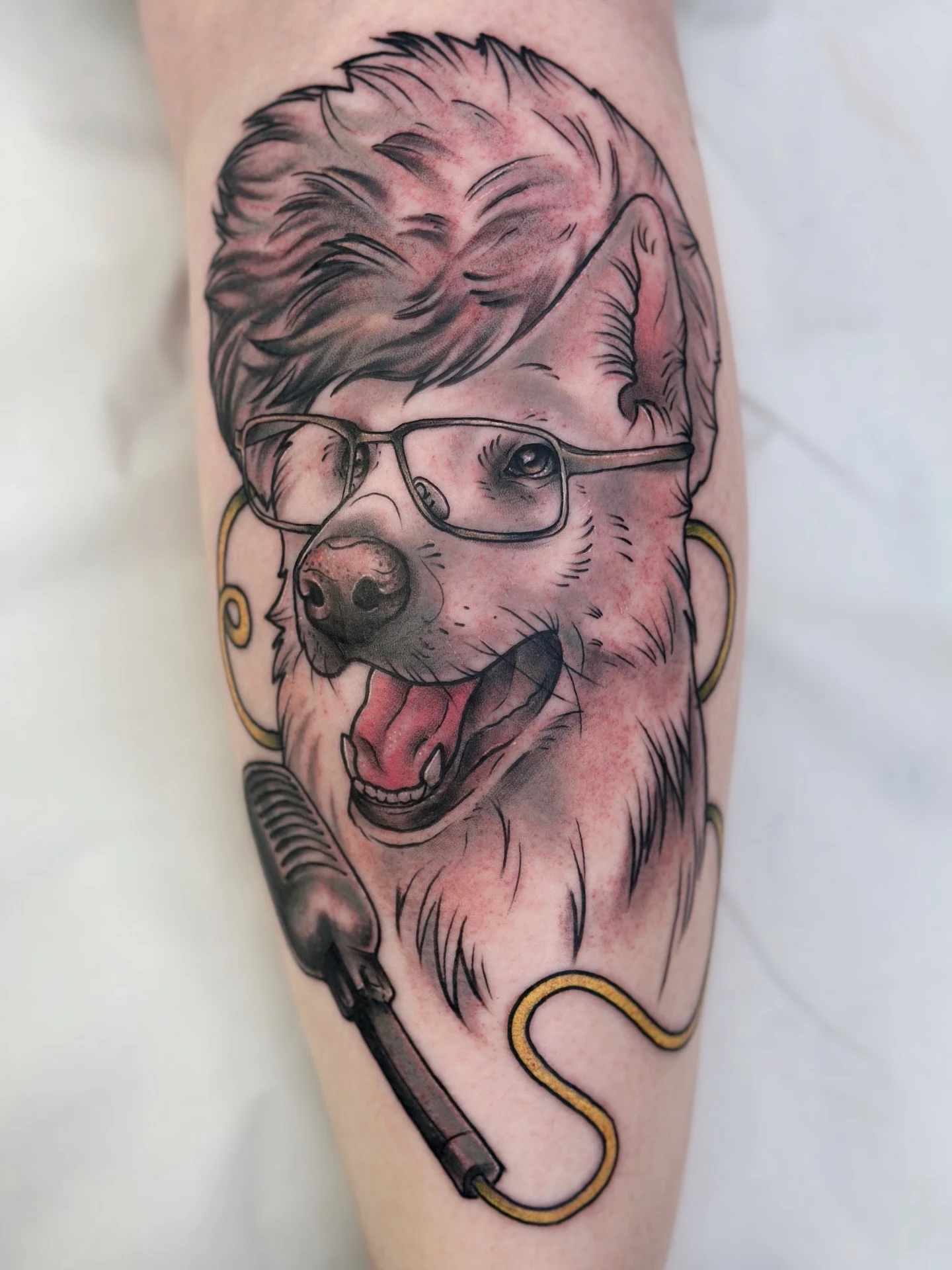 tatuointi-neotraditional-valkoinenpaimenkoira-silmalasit-karpo