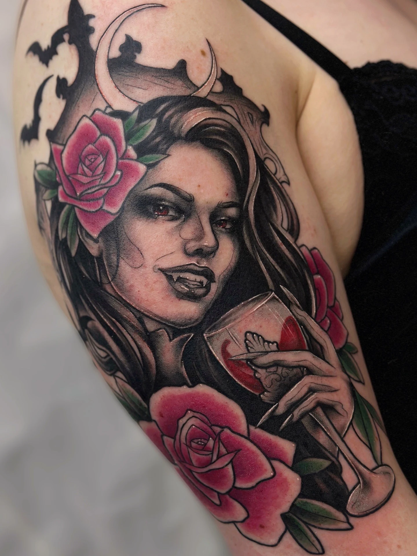 tatuointi-neotraditional-vampyyri-nainen-siluetti-ruusu.