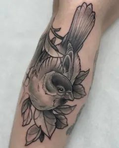 tatuointi-neotraditional-varpunen-lintu