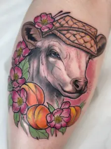 tatuointi-neotraditional-vasikka-lehma-persikka-tuohihattu