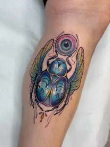 tatuointi-pillerinpyorittaja-koppakuoriainen-silma-sininen-neotraditional-