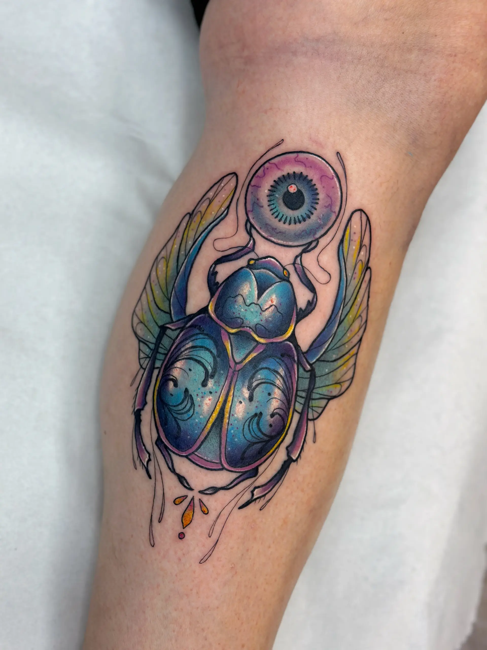 tatuointi-pillerinpyorittaja-koppakuoriainen-silma-sininen-neotraditional-